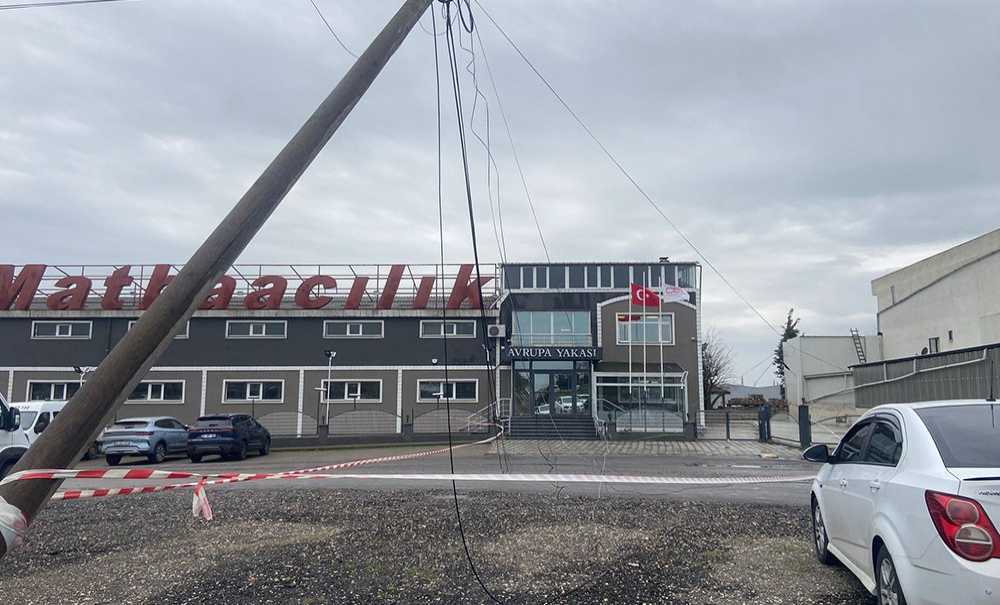 Di̇rek Yan Yattı, Teller Yolu Kapattı