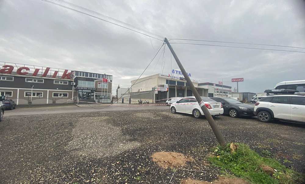 Di̇rek Yan Yattı, Teller Yolu Kapattı