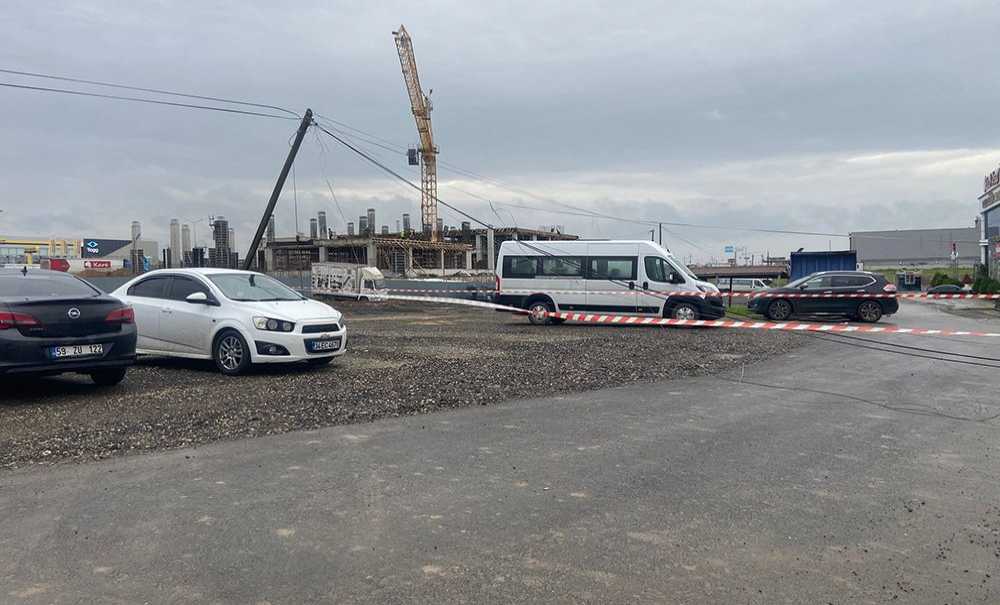 Di̇rek Yan Yattı, Teller Yolu Kapattı