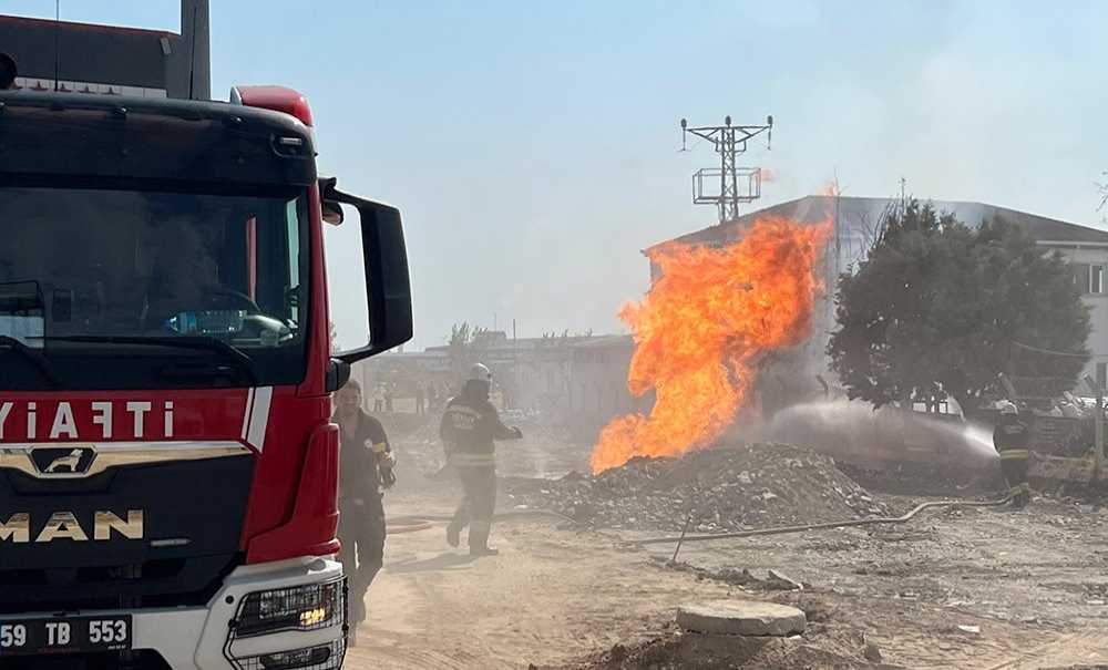 Doğalgaz Borusu Patladı, Yangın Çıktı