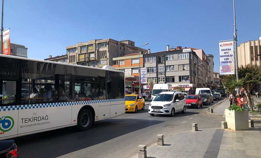Durağa Giremeyen Otobüs Trafiği Felç Ediyor