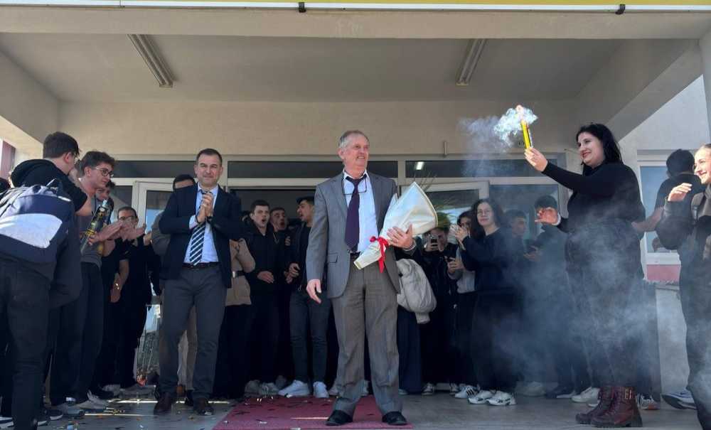 Emekli Olan Öğretmene Duygulandıran Veda