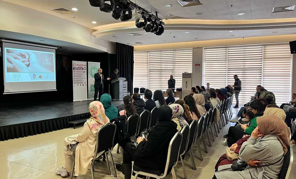 ‘En İyi Narkotik Polisi Anne' Semineri Düzenlendi