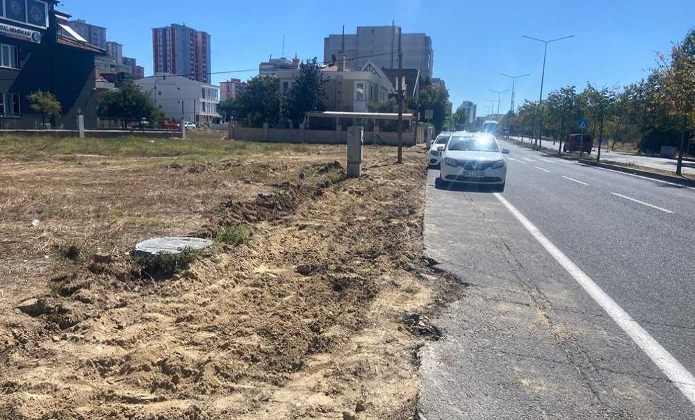 Erdal İnönü Caddesi̇'nde Kaldırım Çalışmasi Sürüyor