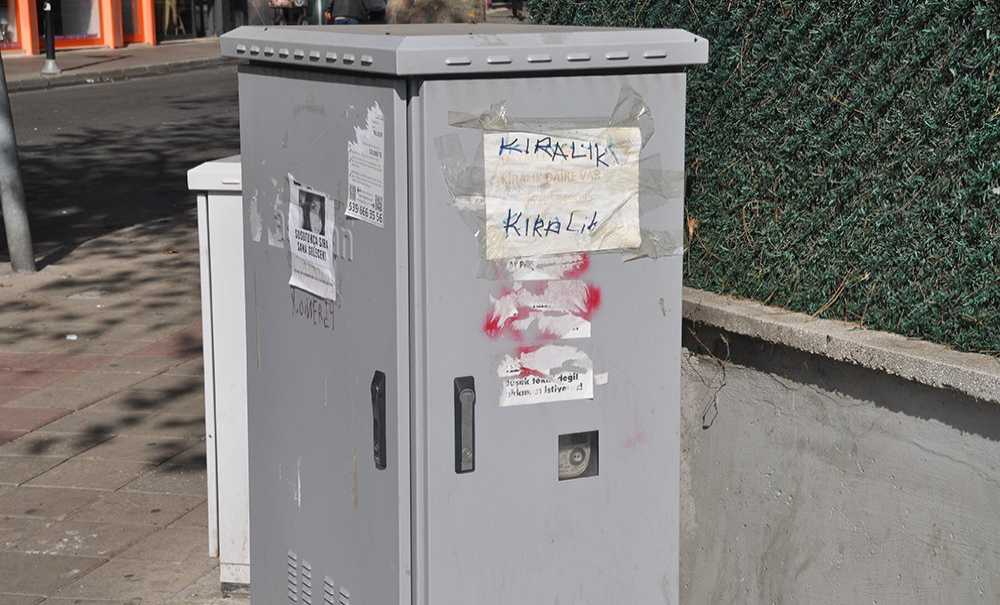 Gelişigüzel Asılan İlanlar, Afişler Tepki Çekiyor
