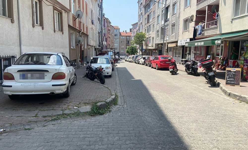 Gelişigüzel Park Edilen Araçlar Tepki Çekiyor