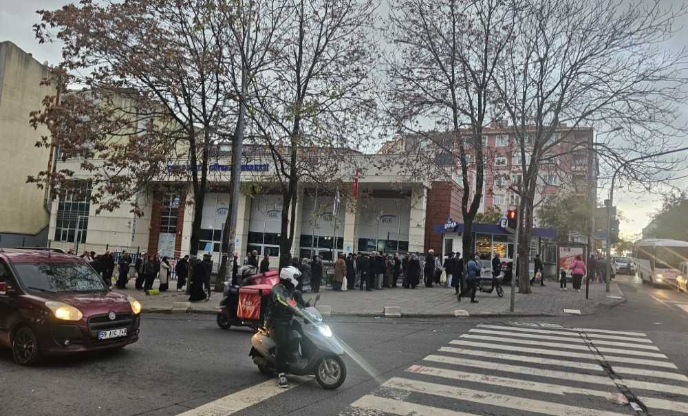 Halk Ekmek Önünde Uzun Kuyruklar Oluşuyor
