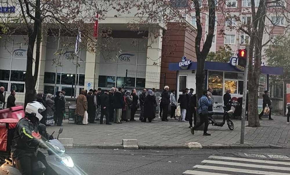 Halk Ekmek Önünde Uzun Kuyruklar Oluşuyor