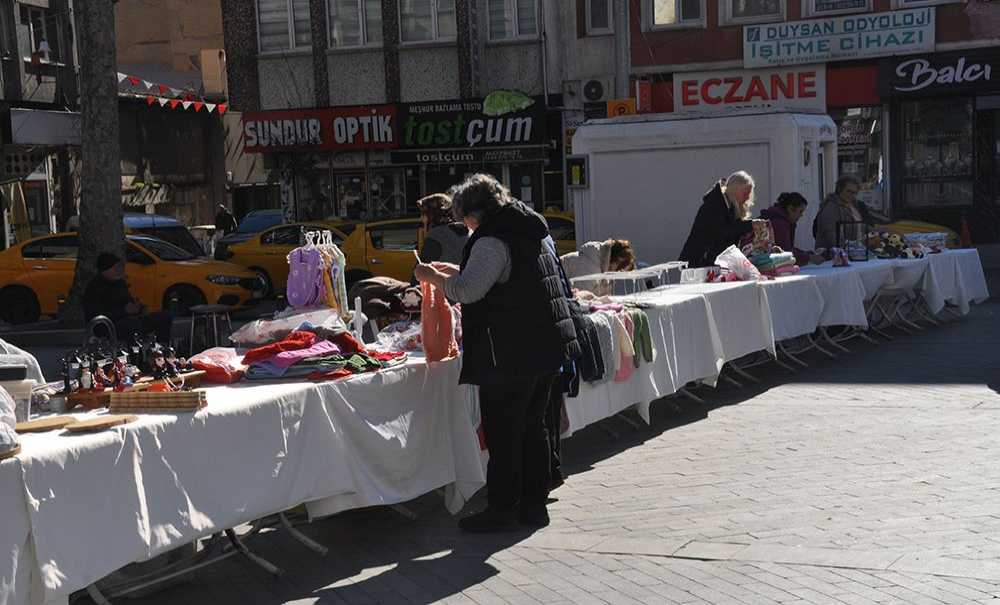 Hanımeli Çarşısı Omurtak Caddesi'ne Kuruldu