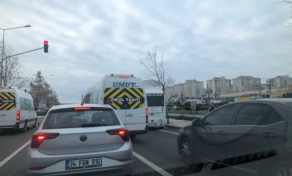 Hastane Önünde Mi̇ni̇büsler Trafi̇ği̇ Aksatiyor