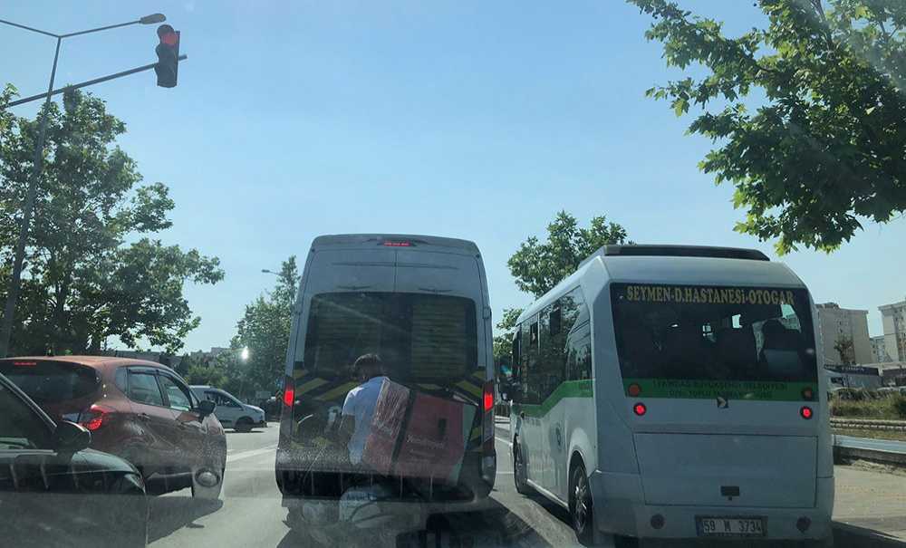 Hastane Önünde Mi̇ni̇büsler Trafi̇ği̇ Aksatiyor