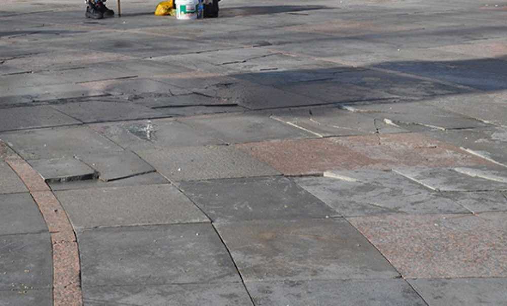 Hem Kırıyorlar Hem De Yapmıyorlar!