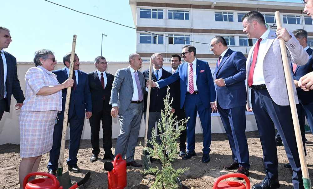 Hi̇sarciklioğlu Okul Açilişina Katildi