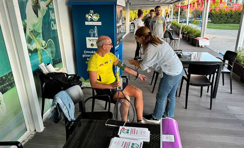 İlçe Sağlık Müdürlüğü Tenis Kafede Stant Açtı