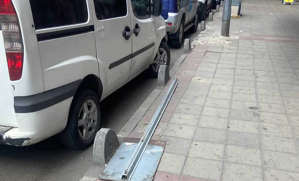 İşe Yaramayan Tabela Tamamen Kırıldı