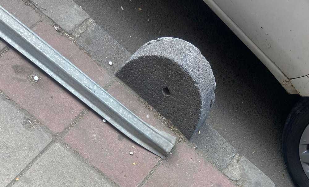 İşe Yaramayan Tabela Tamamen Kırıldı