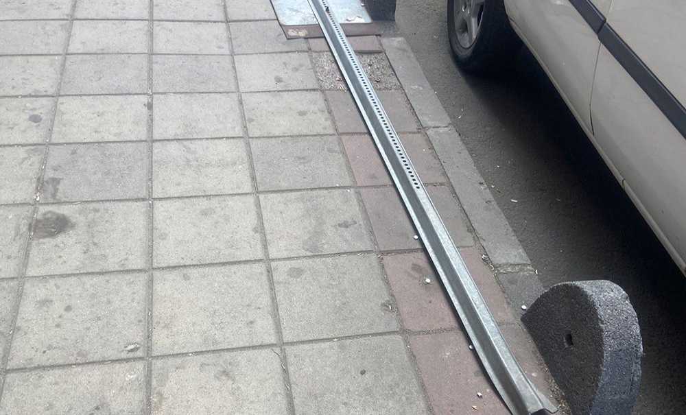 İşe Yaramayan Tabela Tamamen Kırıldı