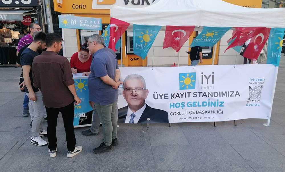 İyi̇ Parti̇ Üye Standi Açti