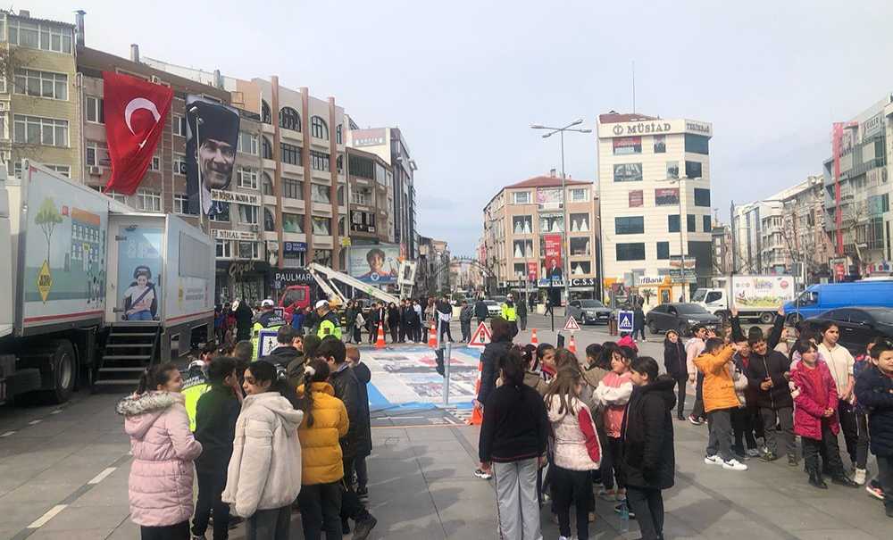 Jandarma Öğrenci Ve Sürücülere Trafik Eğitimi Verdi