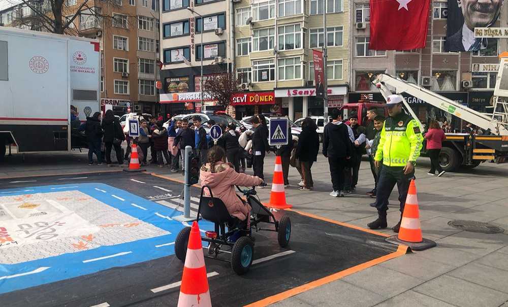 Jandarma Öğrenci Ve Sürücülere Trafik Eğitimi Verdi