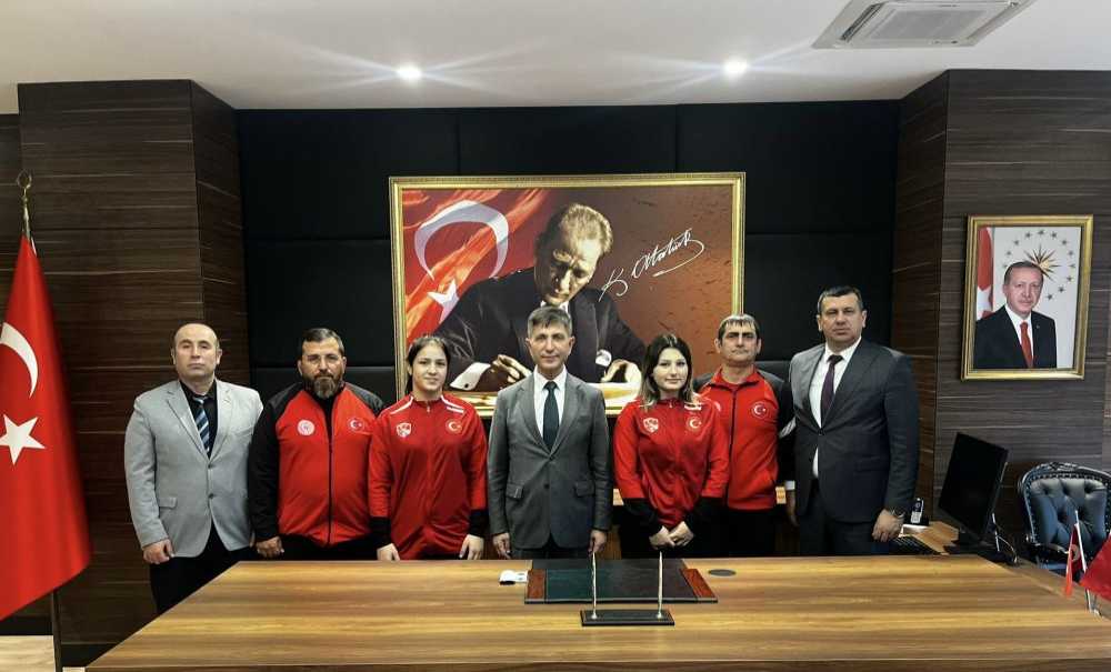 Kadın Güreşçiler Kaymakam Erten'i Ziyaret Etti