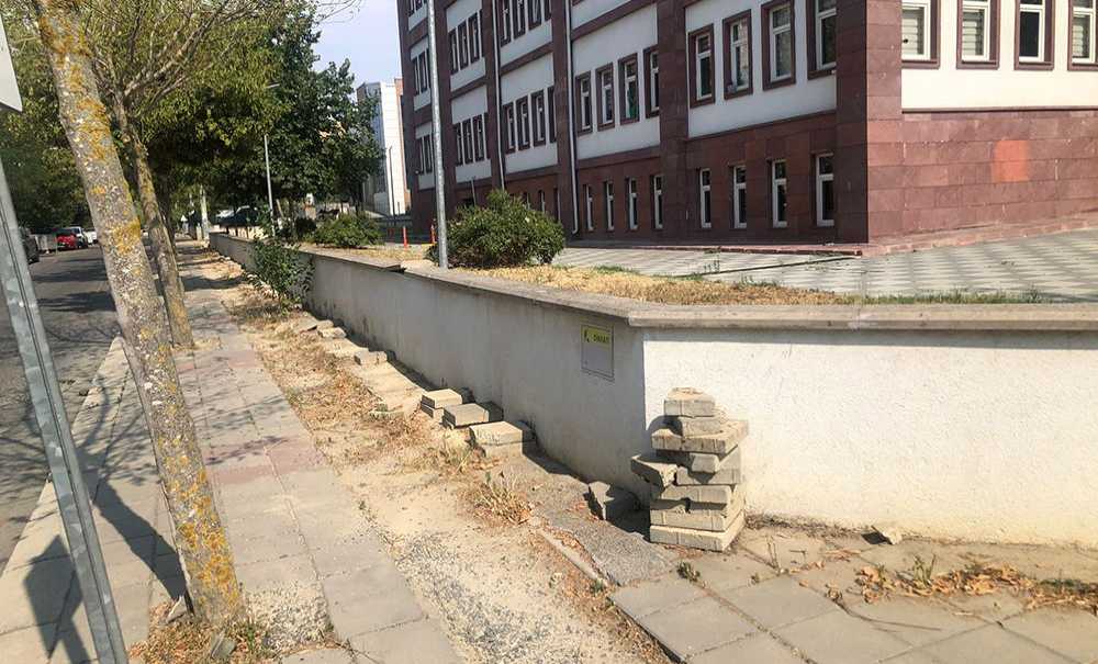 Kaldırım Aylardır Yapılmayı Bekliyor