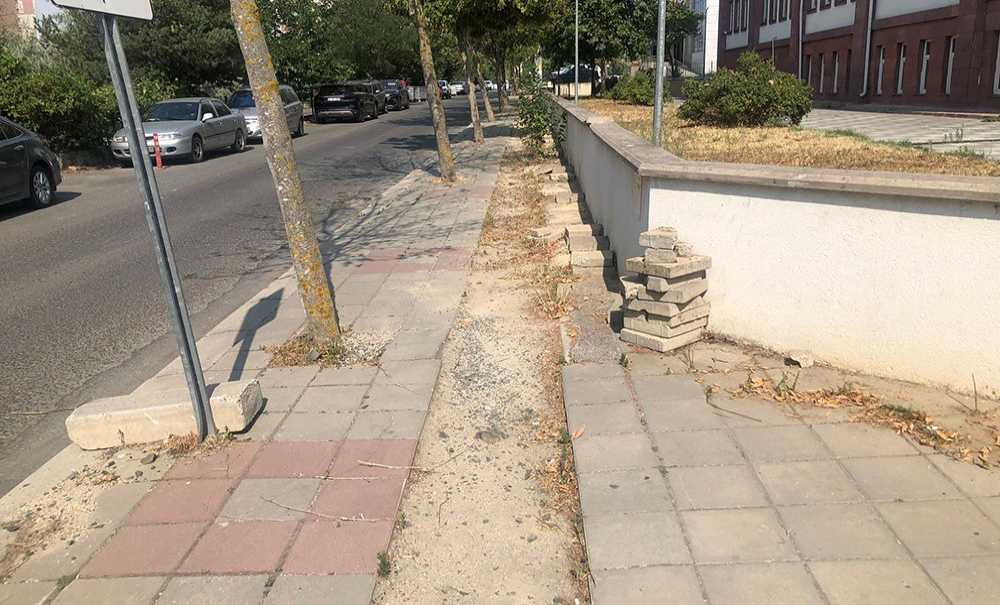 Kaldırım Aylardır Yapılmayı Bekliyor