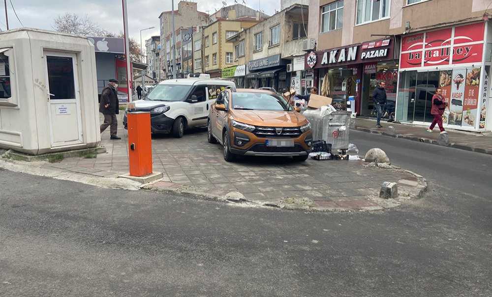 Kaldırım Kapalı, Vatandaş Geçecek Yer Bulamıyor
