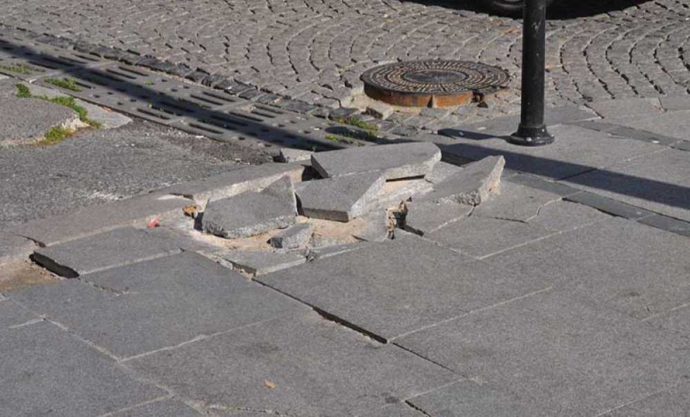 Kaldırım Taşları Paramparça