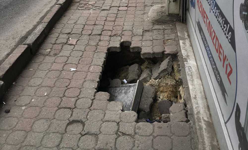 Kaldırımda ‘Obruk' Oluştu