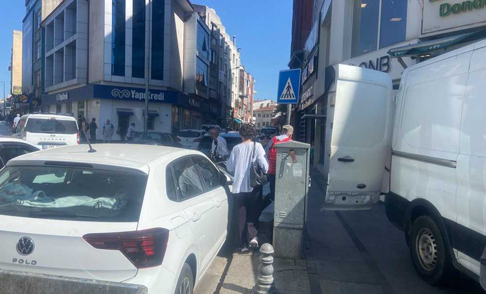 Kaldırımda Yürüyecek Yer Yok