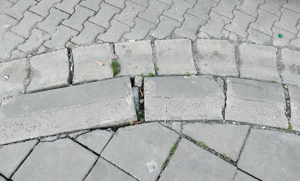 Kaldırımdan Sızan Sular Apartmanı Çürütüyor