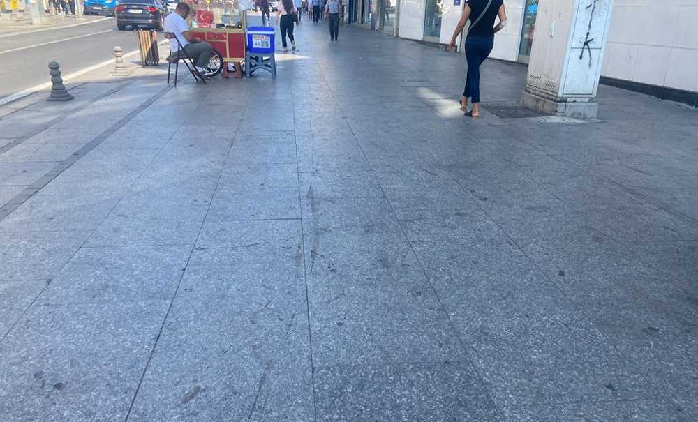 Kaldırımın Kirli Görüntüsü Tepki Çekiyor