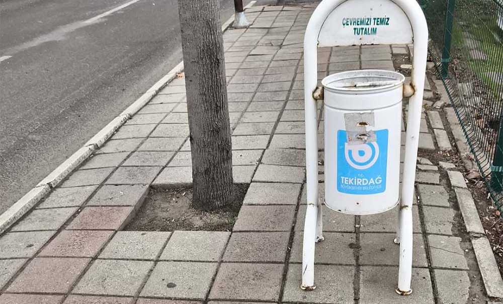 Kaldırımın Ortasındaki Çöp Kutuları Vatandaşı Engelliyor