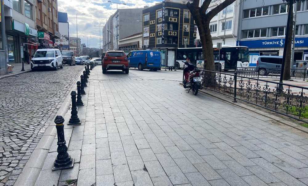 Kaldırımlar Otopark Gibi Kullanılıyor
