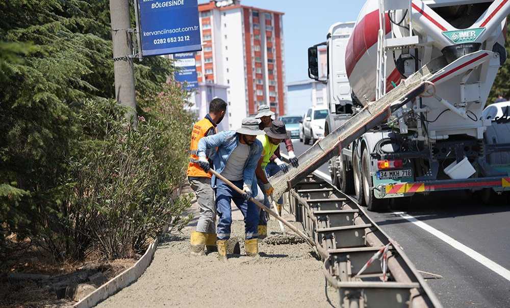 Kaldırımlar Ve Aydınlatmalarda Yenileniyor