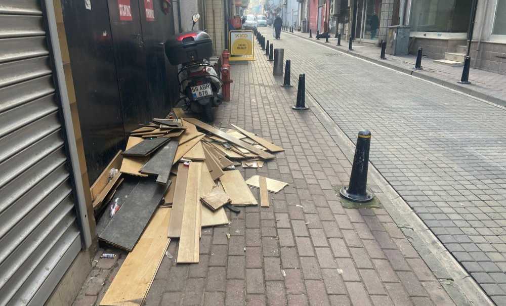 Kaldırımlara Atılan Eşyalara Vatandaştan Tepki