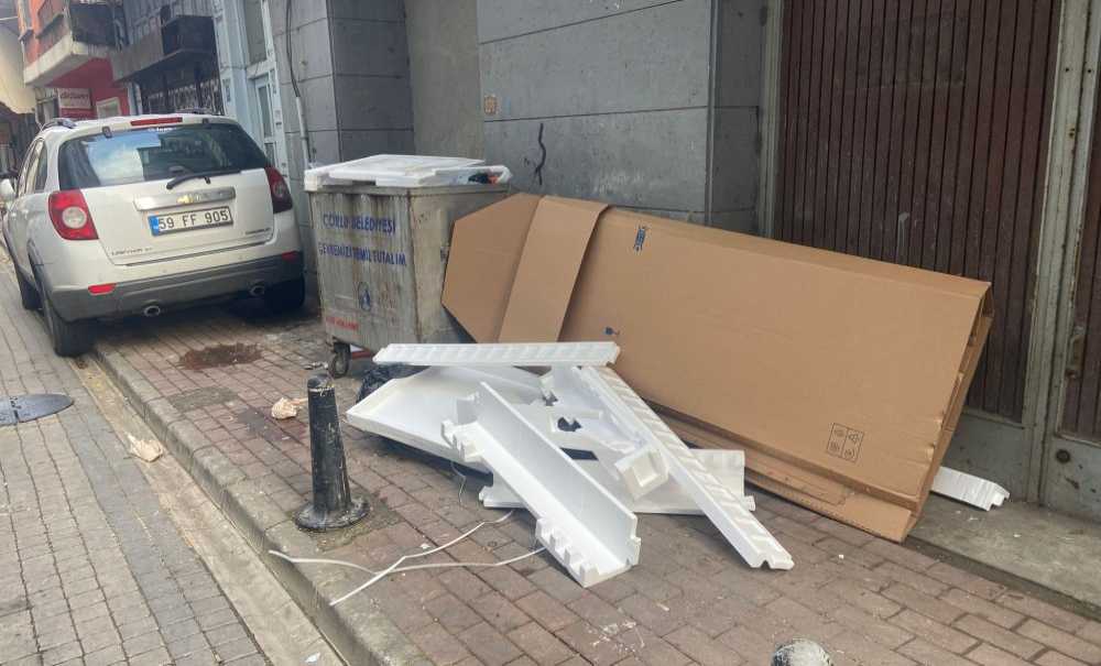 Kaldırımlara Atılan Eşyalara Vatandaştan Tepki