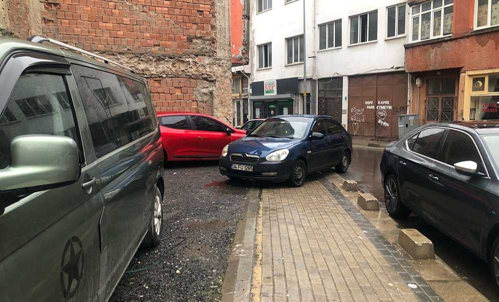 Kaldırımlara Park Eden Sürücüler Tepki Çekiyor