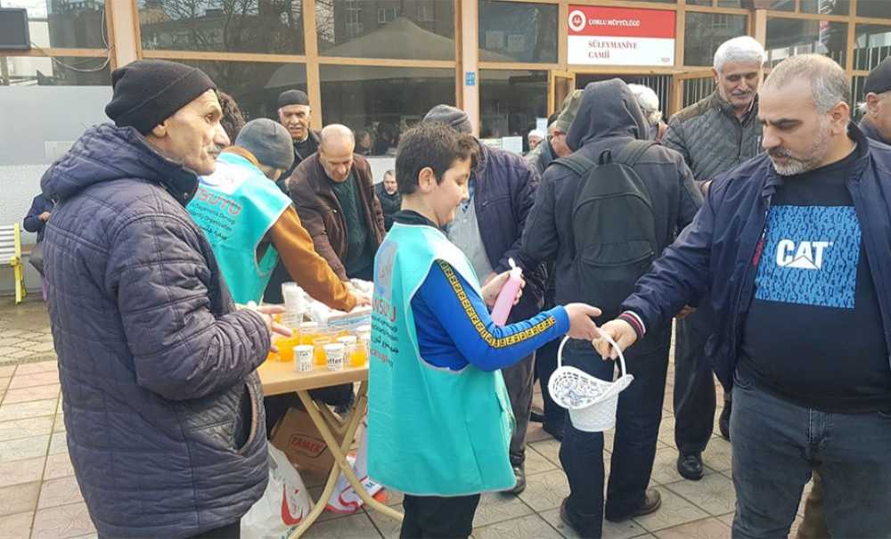 Kandil Sebebiyle İkramlar Dağıtıldı