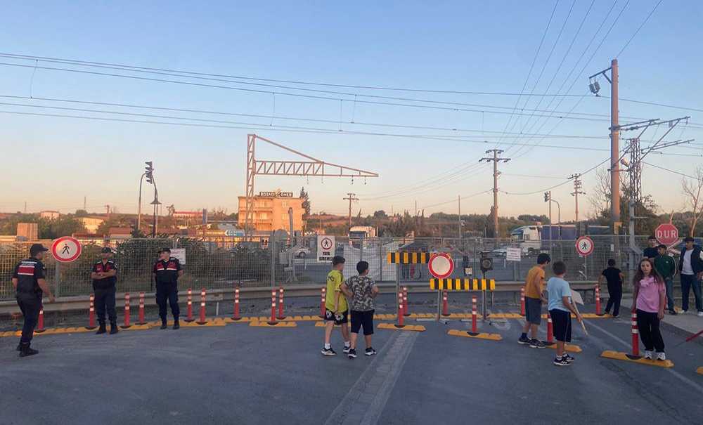 Kapatılan Yol İçin Binlerce Kişi Yürüdü