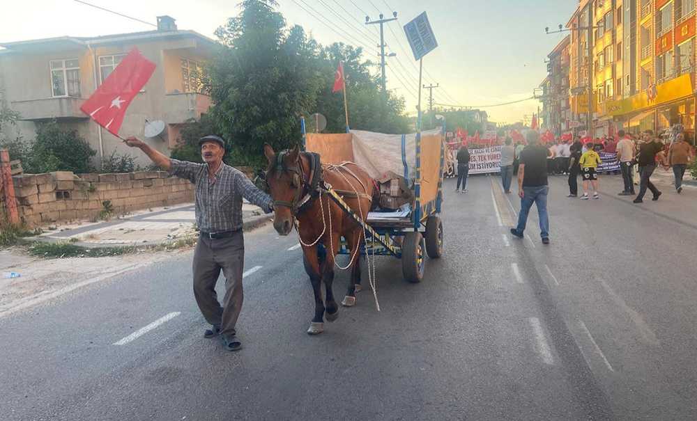 Kapatılan Yol İçin Binlerce Kişi Yürüdü