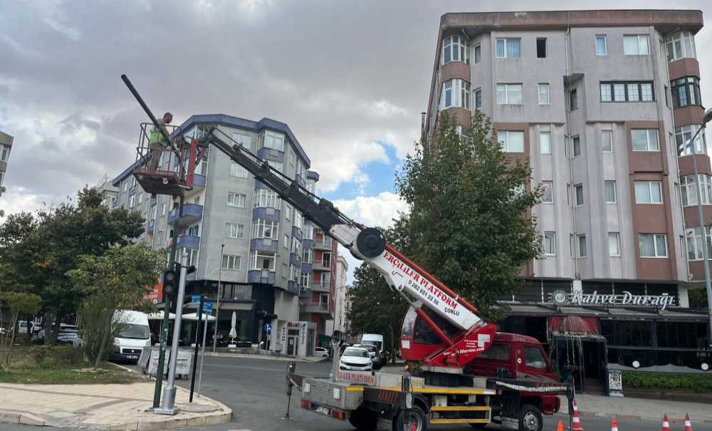 Kavşaktaki Trafik Işıkları Yenileniyor