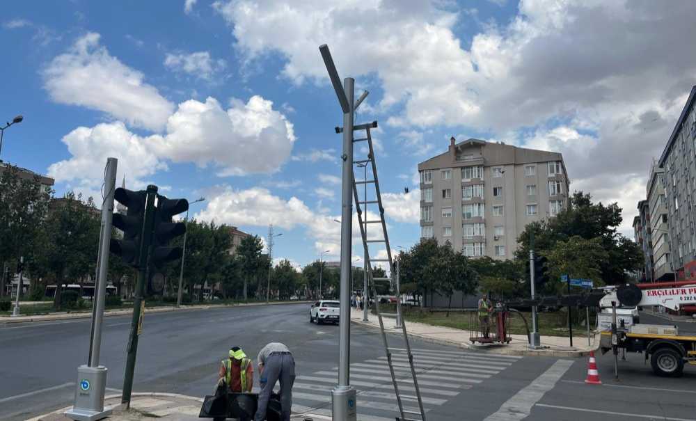 Kavşaktaki Trafik Işıkları Yenileniyor