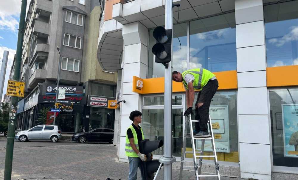 Kavşaktaki Trafik Işıkları Yenileniyor