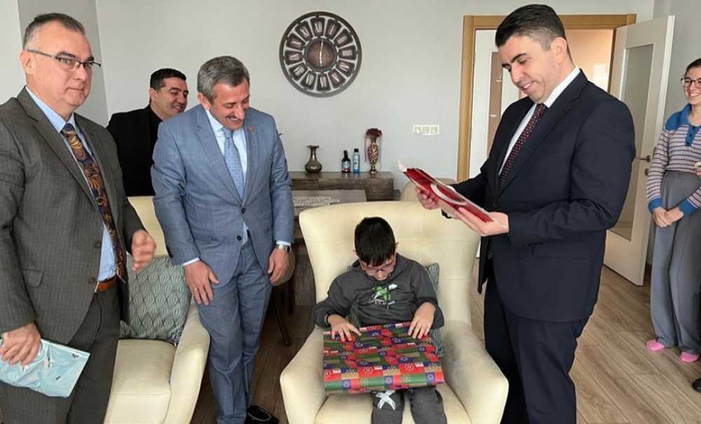 Kaymakam Eren Evde Eğitim Gören Öğrencilere Karne Verdi