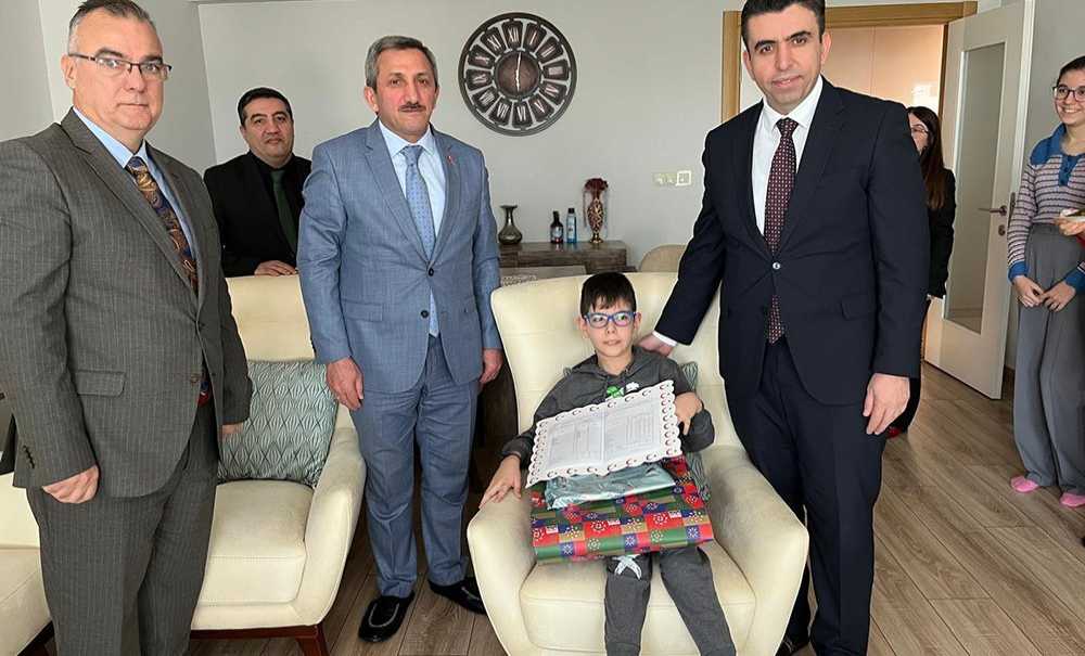 Kaymakam Eren Evde Eğitim Gören Öğrencilere Karne Verdi