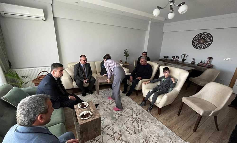 Kaymakam Eren Evde Eğitim Gören Öğrencilere Karne Verdi