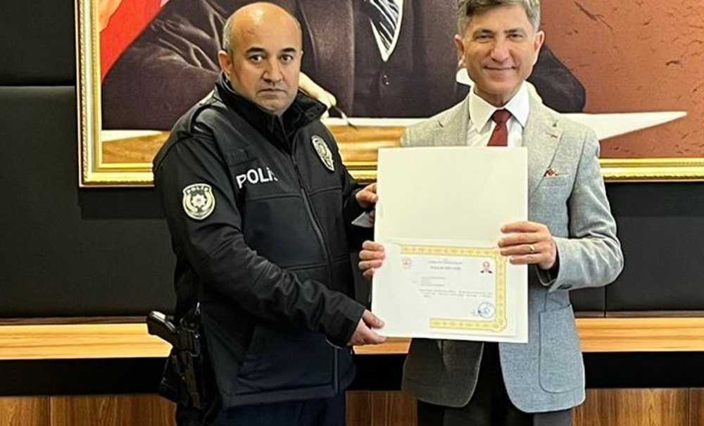 Kaymakam Erten'den Polis Memuruna Başarı Belgesi