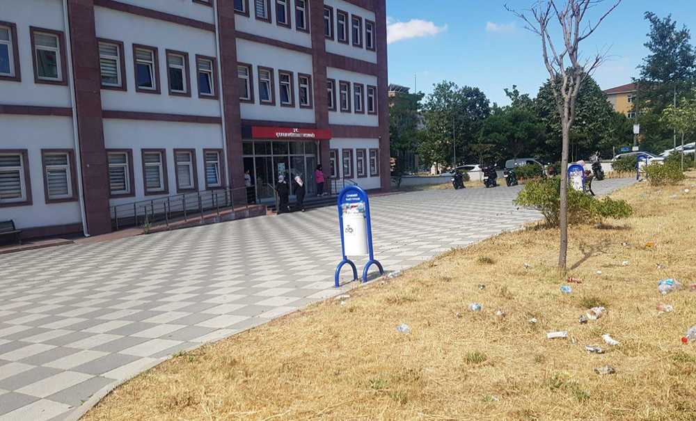 Kaymakamlık Önündeki Çöpler Tepki Çekti